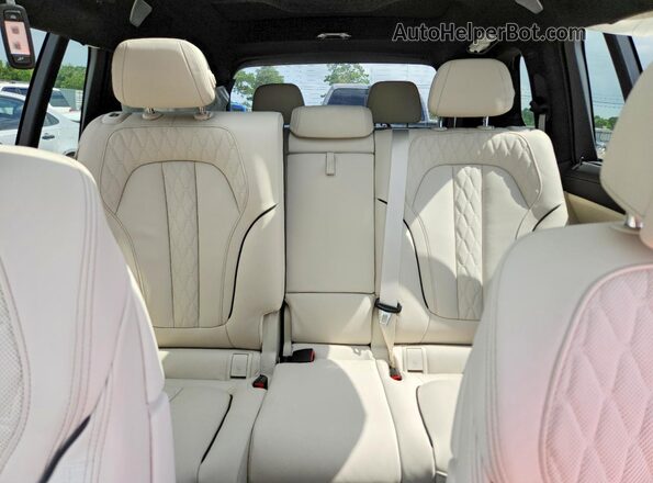 5UX23EM07S9W54448 2025 BMW X7 White Widok tylnych siedzeń
