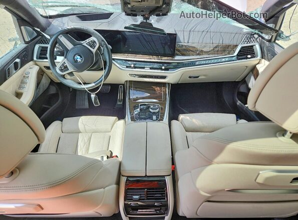 5UX23EM07S9W54448 2025 BMW X7 White Widok deski rozdzielczej