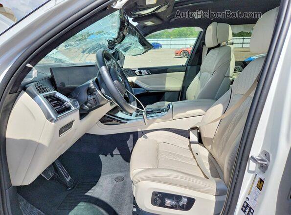 5UX23EM07S9W54448 2025 BMW X7 White Widok wnętrza z przodu