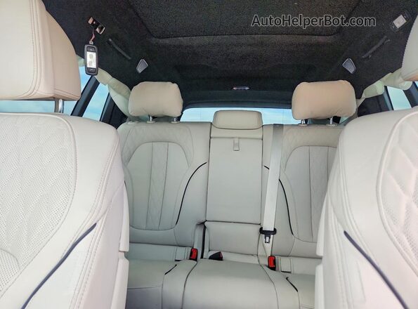 5UX23EM08R9W19296 2024 BMW X7 White Widok tylnych siedzeń