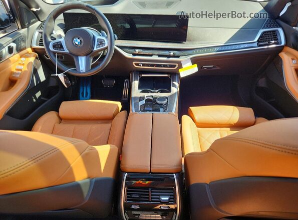 5UX23EM09P9P27066 2023 BMW X7 Gray Առջևի վահանակի տեսք