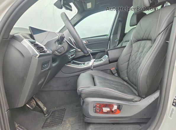 5UX23EU04T9307502 2026 BMW X5 White Vista interior delantera