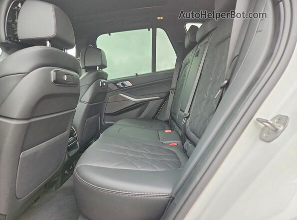 5UX23EU04T9307502 2026 BMW X5 White Vista interior trasera
