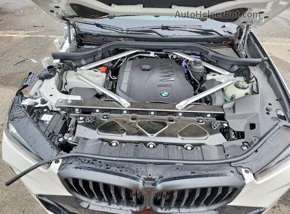 5UX23EU04T9307502 2026 BMW X5 White Vista del compartimento del motor