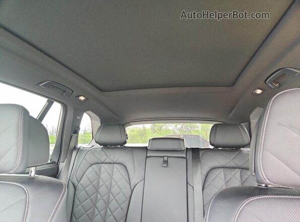 5UX23EU04T9307502 2026 BMW X5 White Vista de los asientos traseros