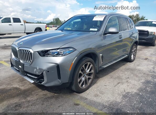 5UX23EU09T9107988 2026 BMW X5 Gray Առջևի ձախ երեք քառորդ տեսարան
