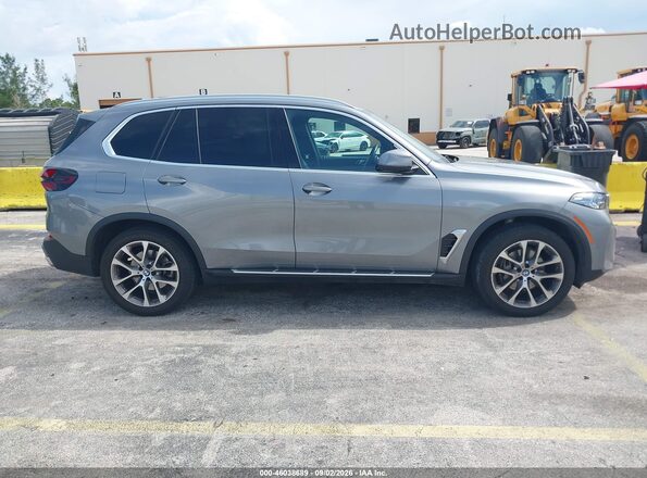 5UX23EU09T9107988 2026 BMW X5 Gray Սալոնի հետևի տեսք