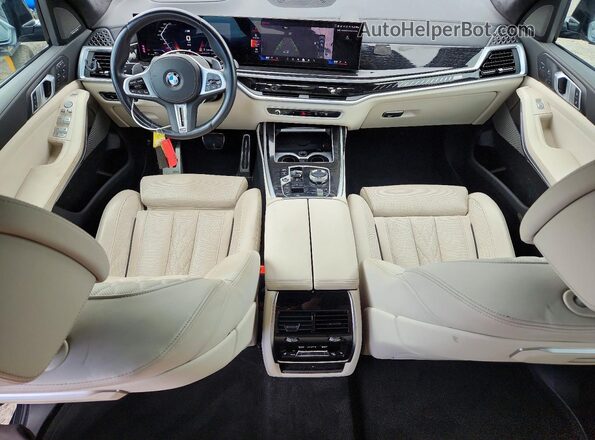 5UX33EM01R9T61501 2024 BMW X7 Gray Առջևի վահանակի տեսք