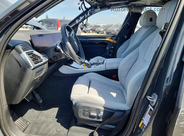 5UX43EU08T9025646 2026 BMW X5 Gray Vista interior delantera