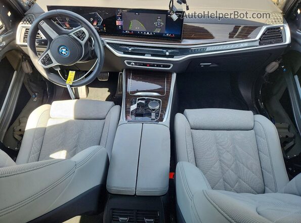 5UX43EU08T9025646 2026 BMW X5 Gray Vista del salpicadero