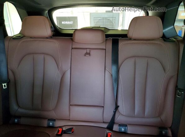 5UXCR6C04N9K72702 2022 BMW X5 White Հետևի նստատեղերի տեսք