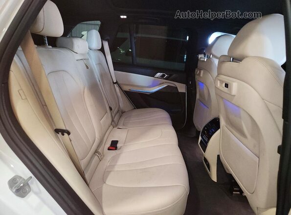 5UXCR6C5XKLL37398 2019 BMW X5 White Widok wnętrza z tyłu