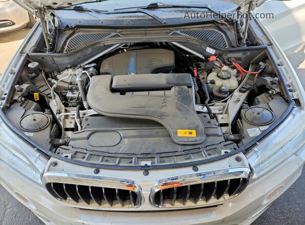 5UXKT0C57G0S79222 2016 BMW X5 White Vista del compartimento del motor