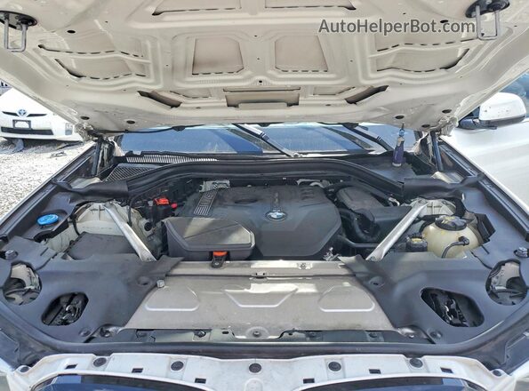 5UXTR9C52JLD62279 2018 BMW X3 White Vista del compartimento del motor