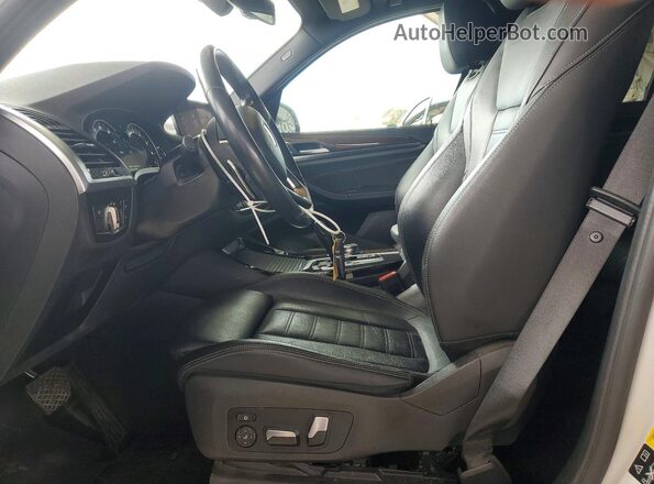 5UXTR9C58KLE19960 2019 BMW X3 White Widok wnętrza z przodu