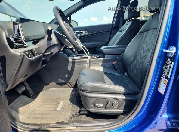 5XYK6CDF2SG275664 2025 KIA SPORTAGE Blue Widok wnętrza z przodu