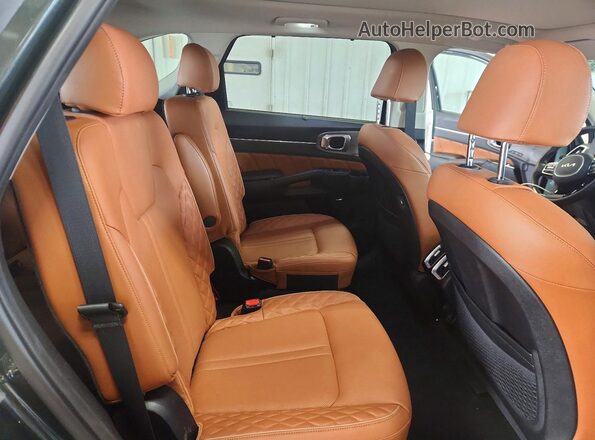 5XYRKDLF2PG183303 2023 KIA SORENTO Green Widok wnętrza z tyłu
