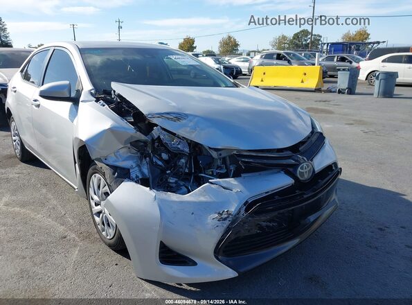 5YFBURHE2JP803577 2018 TOYOTA COROLLA Gray Widok z przodu