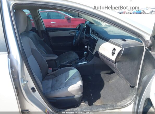 5YFBURHE2JP810951 2018 TOYOTA COROLLA Silver Front interior view