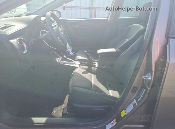 5YFBURHE4HP667740 2017 TOYOTA COROLLA Silver Vista interior delantera