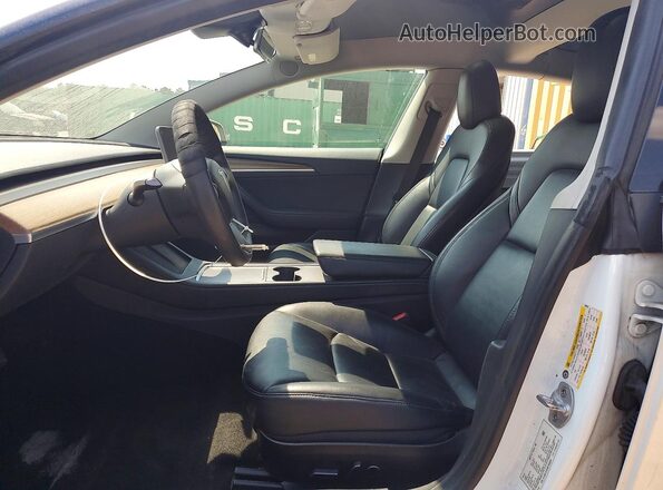 5YJ3E1EA2NF368694 2022 TESLA MODEL White Front interior view