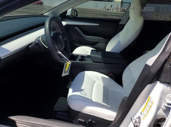 5YJ3E1EA2PF553699 2023 TESLA MODEL White Widok wnętrza z przodu