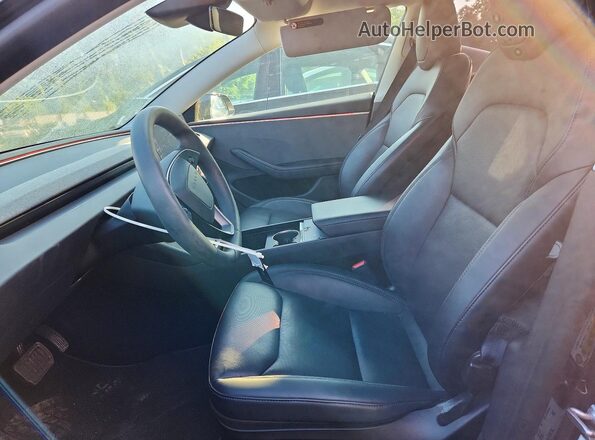 5YJ3E1EA7SF891740 2025 TESLA MODEL Gray Vista interior delantera