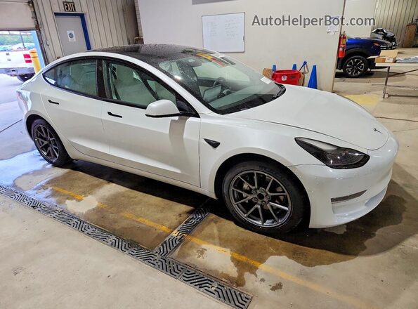5YJ3E1EAXMF851817 2021 TESLA MODEL White Przód prawy