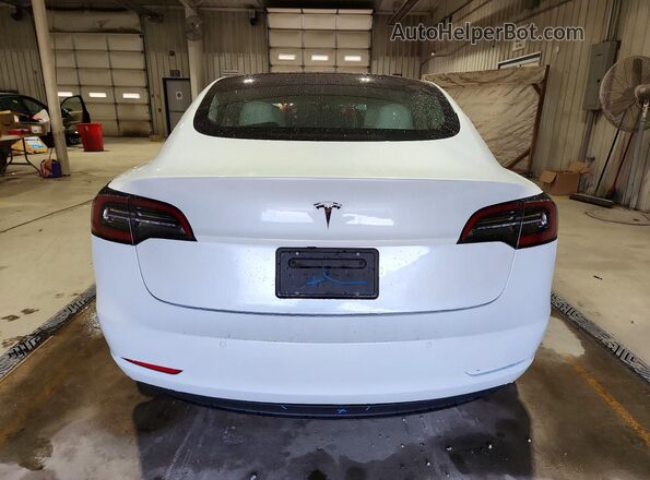 5YJ3E1EAXMF851817 2021 TESLA MODEL White Widok z tyłu