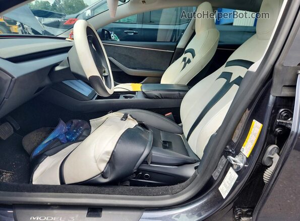 5YJ3E1EB9SF926674 2025 TESLA MODEL Gray Vista interior delantera