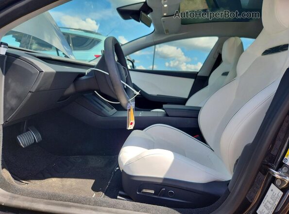 5YJ3E1ET6RF856604 2024 TESLA MODEL Blue Front interior view