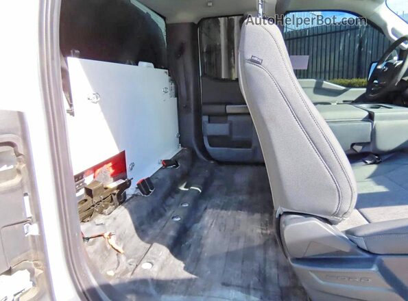 1FTEX1C85PKE05469 2023 FORD F150 Белый Вид салона спереди