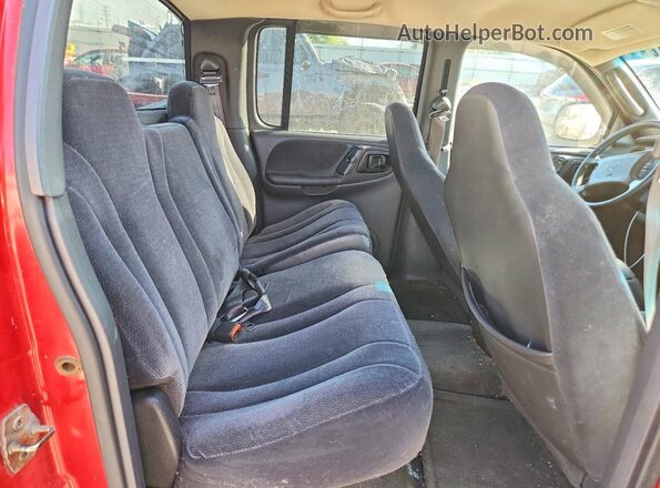 1B7HG2AZ7YS751538 2000 DODGE DAKOTA Red Вид задньої частини салону