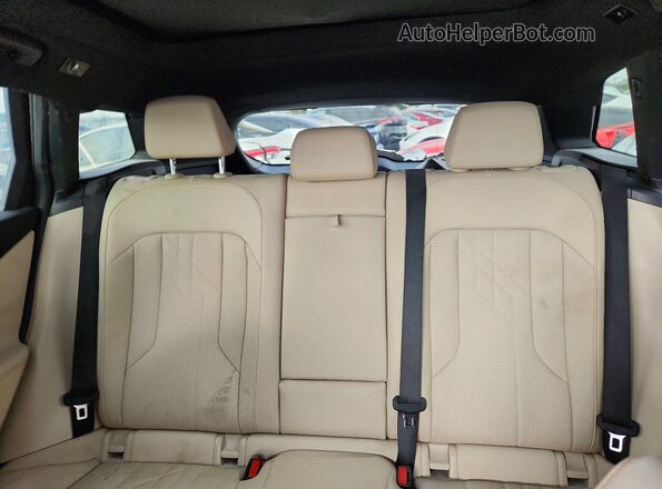 5UX53GP04T9241490 2026 BMW X3 White Vista interior trasera