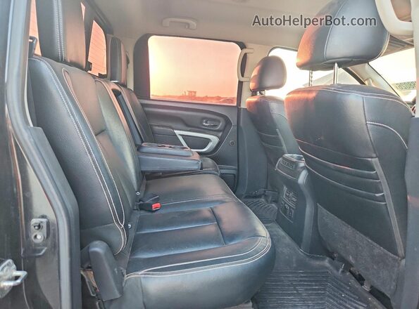 1N6BA1F4XJN517457 2018 NISSAN TITAN Черный Вид задней части салона