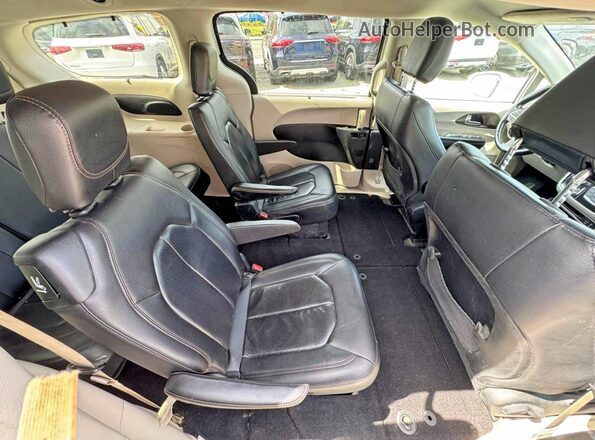 2C4RC1BG9KR554080 2019 CHRYSLER PACIFICA Белый Вид салона спереди