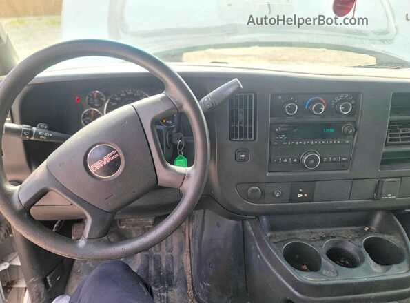 1GTW7AFF6H1280794 2017 GMC SAVANA White Հետևի նստատեղերի տեսք