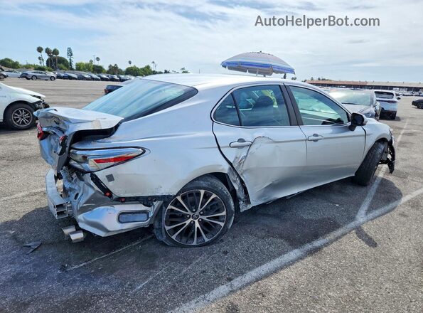 4T1B11HK9JU598306 2018 TOYOTA CAMRY Silver Front right