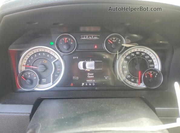 1C6RR7MT0HS743565 2017 RAM 1500 Красный Вид задних сидений