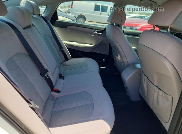 5NPE24AFXGH375823 2016 HYUNDAI SONATA White Widok wnętrza z tyłu
