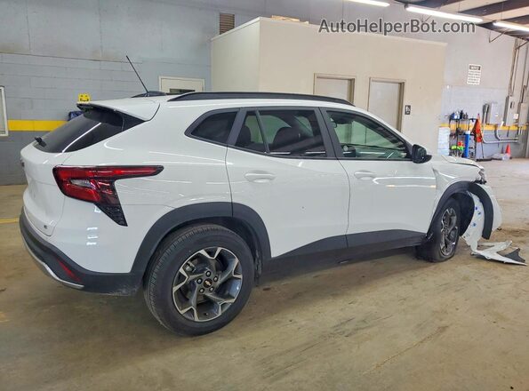 KL77LHEP6TC065493 2026 CHEVROLET TRAX Белый Передняя правая четверть