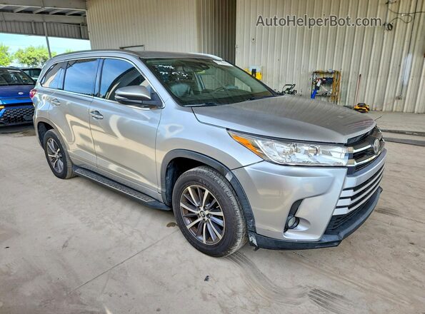 5TDKZRFH8HS516910 2017 TOYOTA HIGHLANDER Серебряный Вид спереди
