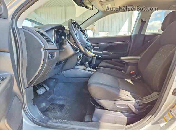 JA4AP4AU9LU023695 2020 MITSUBISHI OUTLANDER Silver Widok deski rozdzielczej
