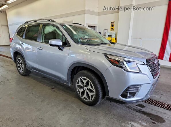JF2SKAEC8PH443683 2023 SUBARU FORESTER Серебряный Вид спереди