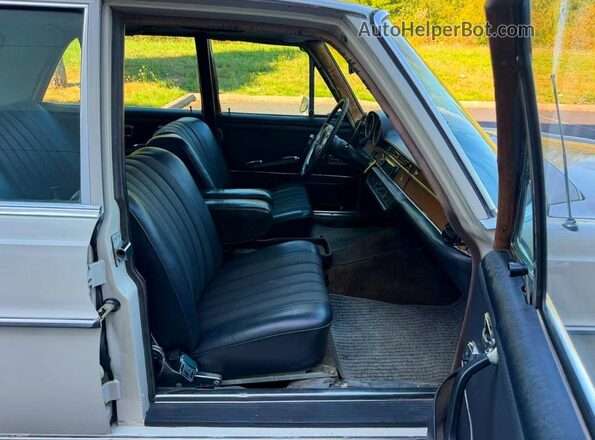 12034825 1967 MERCEDES-BENZ 250 White უკანა ხედი