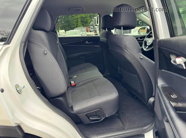5XYPG4A32HG262697 2017 KIA SORENTO White უკანა სალონის ხედი