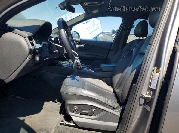 WA1AAAF77HD031773 2017 AUDI Q7 Gray Vista del salpicadero
