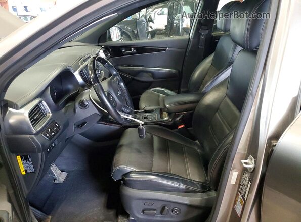 5XYPKDA53HG256827 2017 KIA SORENTO Silver Widok deski rozdzielczej
