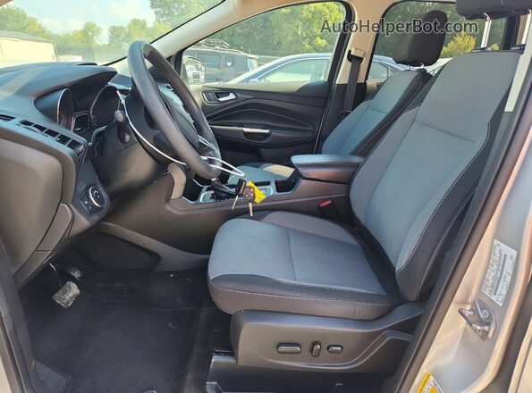 1FMCU0GD1HUD92660 2017 FORD ESCAPE Серебряный Вид панели приборов