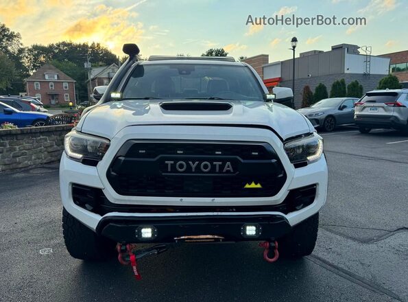 5TFCZ5AN5KX175588 2019 TOYOTA TACOMA Белый Вид салона спереди